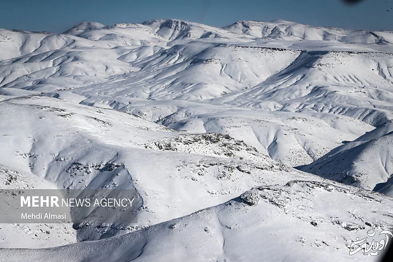 (تصاویر) عملیات نجات چوپانان از دل کوه‌های برفی زنجان